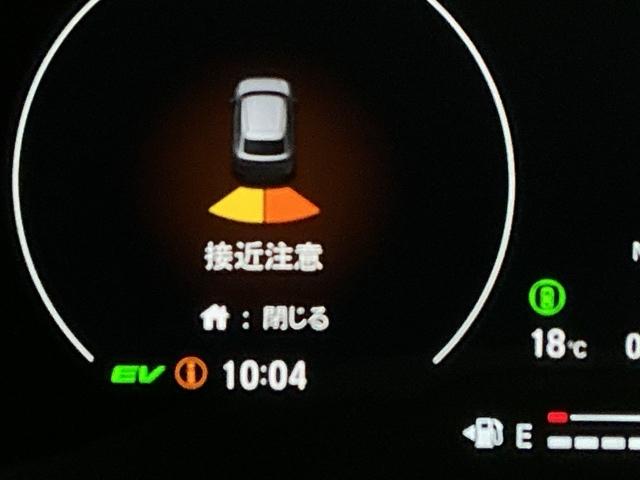 パーキングセンサーシステムは走行中に障害物が迫ると音と表示でお知らせ、低速走行時時の安心感を高めます