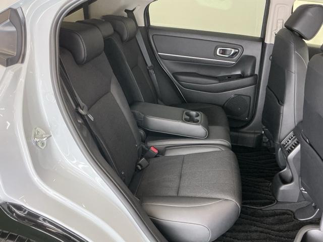 フラットな床と膝回りや頭上スペースなど十分な広さがあります