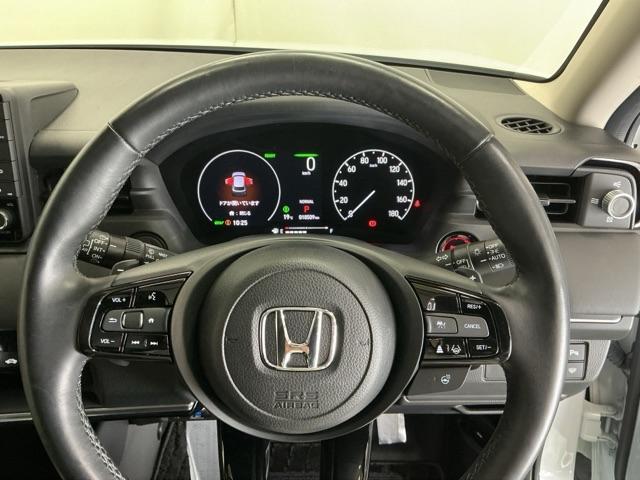 ステアリング右手側に安全運転支援機能のホンダセンシングをコントロールするスイッチ、左手側にオーディオ関連のコントロールスイッチを配置、視線を逸らすことなく運転に集中できます