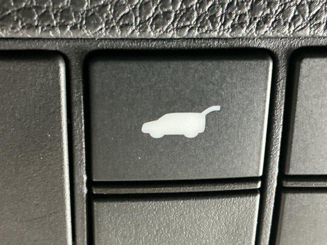 テールゲートが電動で開閉でき、荷物などで両手がふさがっているときなど便利に使えます