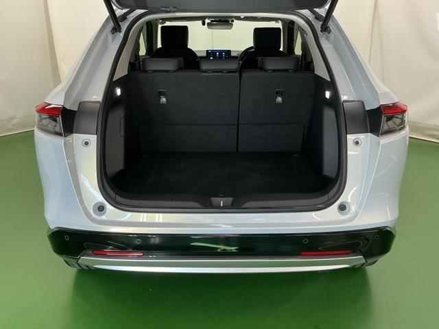 リヤシートを倒さなくても、広くて使いやすい荷室