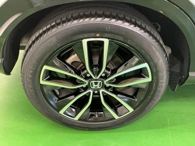 純正アルミホイールです。足元が引き立つので、車全体のイメージがアップしますよ！