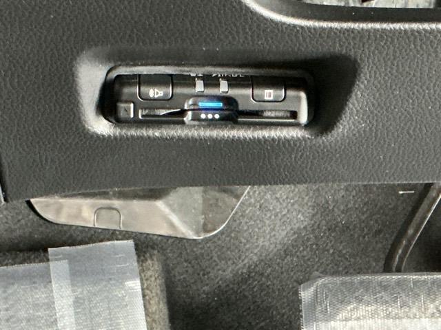 フィット ｅ：ＨＥＶホーム　ナビ　Ｒカメラ　ブルートゥース　フルセグＴＶ　前後誤発進抑制機能　クリソナ　助手席エアバッグ　運転席エアバッグ　アイドリングストップ　ＬＥＤライト　ＵＳＢ接続　バックカメラ　ＡＢＳ　サイドエアバッグ（13枚目）