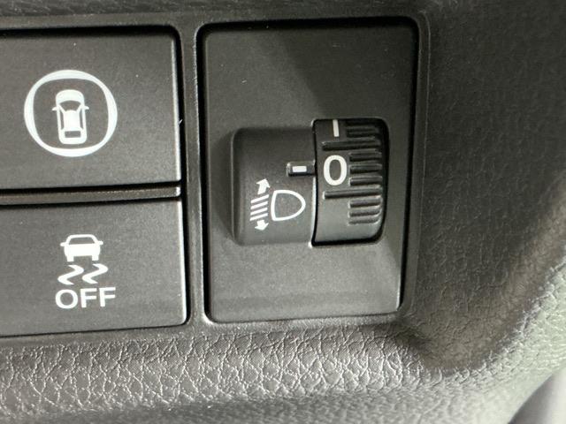 フィット ｅ：ＨＥＶホーム　ナビ　Ｒカメラ　ブルートゥース　フルセグＴＶ　前後誤発進抑制機能　クリソナ　助手席エアバッグ　運転席エアバッグ　アイドリングストップ　ＬＥＤライト　ＵＳＢ接続　バックカメラ　ＡＢＳ　サイドエアバッグ（52枚目）