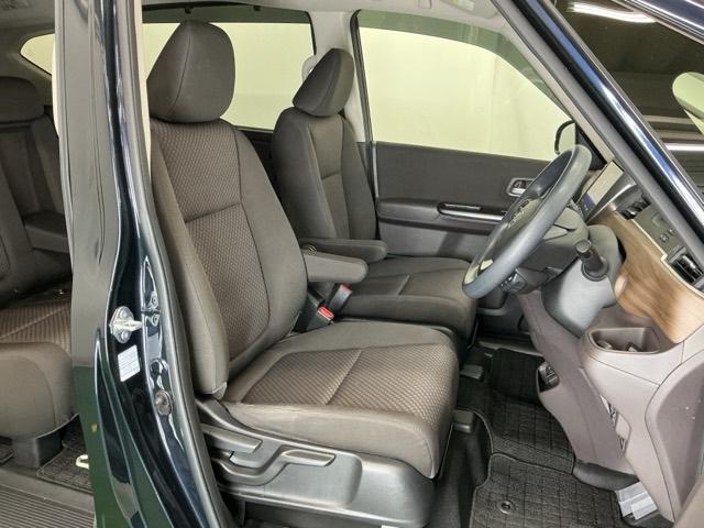 フリードハイブリッド ハイブリッド・Ｇホンダセンシング　ナビ　Ｒカメラ　ブルートゥース　フルセグ　軽減ブレーキ　キーフリーシステム　記録簿　ＤＶＤ再生可能　ＥＣＯＮ　後カメラ　Ａクルーズ　ＬＥＤヘッドランプ　横滑防止　パワーウインドウ　３列シート　ＵＳＢ（19枚目）