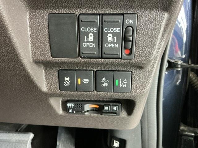 フリードハイブリッド ハイブリッド・Ｇホンダセンシング　ナビ　Ｒカメラ　ブルートゥース　フルセグ　軽減ブレーキ　キーフリーシステム　記録簿　ＤＶＤ再生可能　ＥＣＯＮ　後カメラ　Ａクルーズ　ＬＥＤヘッドランプ　横滑防止　パワーウインドウ　３列シート　ＵＳＢ（28枚目）