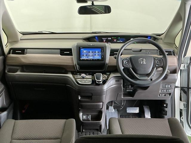 フリードハイブリッド ハイブリッド・Ｇホンダセンシング　ナビ　Ｒカメラ　ブルートゥース　フルセグ　軽減ブレーキ　キーフリーシステム　記録簿　ＤＶＤ再生可能　ＥＣＯＮ　後カメラ　Ａクルーズ　ＬＥＤヘッドランプ　シートＨ　横滑防止　パワーウインドウ　３列シート（2枚目）