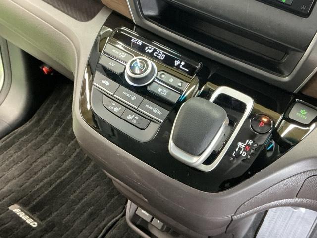 フリードハイブリッド ハイブリッド・Ｇホンダセンシング　ナビ　Ｒカメラ　ブルートゥース　フルセグ　軽減ブレーキ　キーフリーシステム　記録簿　ＤＶＤ再生可能　ＥＣＯＮ　後カメラ　Ａクルーズ　ＬＥＤヘッドランプ　シートＨ　横滑防止　パワーウインドウ　３列シート（16枚目）