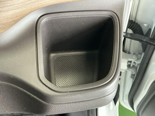 フリードハイブリッド ハイブリッド・Ｇホンダセンシング　ナビ　Ｒカメラ　ブルートゥース　フルセグ　軽減ブレーキ　キーフリーシステム　記録簿　ＤＶＤ再生可能　ＥＣＯＮ　後カメラ　Ａクルーズ　ＬＥＤヘッドランプ　シートＨ　横滑防止　パワーウインドウ　３列シート（17枚目）