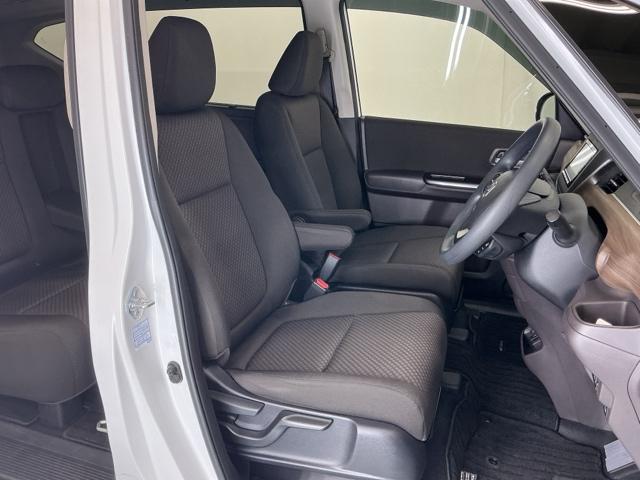 フリードハイブリッド ハイブリッド・Ｇホンダセンシング　ナビ　Ｒカメラ　ブルートゥース　フルセグ　軽減ブレーキ　キーフリーシステム　記録簿　ＤＶＤ再生可能　ＥＣＯＮ　後カメラ　Ａクルーズ　ＬＥＤヘッドランプ　シートＨ　横滑防止　パワーウインドウ　３列シート（20枚目）