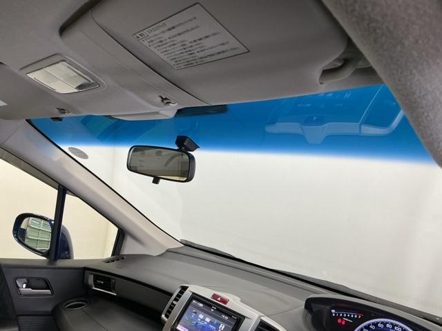 フリード Gエアロ ナビ Rカメラ ブルートゥース フルセグ 助手席エアバッグ 地デジテレビ 盗難防止 インテリキー キーレスエントリ エアバック パワーステアリング 記録簿付き 横滑防止装置 エアコン ETC付き 3列(25枚目)