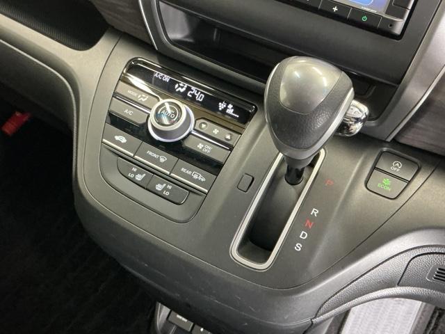 フリード＋ Ｇ　ナビ　Ｒカメラ　ブルートゥース　ＥＴＣ　衝突被害軽減システム　シ－トヒ－タ－　盗難防止装置　アイドリングストップ　両側パワースライドドア　ＬＥＤヘッド　ＥＳＣ　エアバック　パワーウインドウ　ＡＢＳ（16枚目）