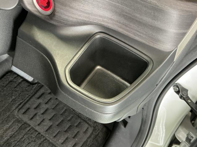 フリード＋ Ｇ　ナビ　Ｒカメラ　ブルートゥース　ＥＴＣ　衝突被害軽減システム　シ－トヒ－タ－　盗難防止装置　アイドリングストップ　両側パワースライドドア　ＬＥＤヘッド　ＥＳＣ　エアバック　パワーウインドウ　ＡＢＳ（17枚目）