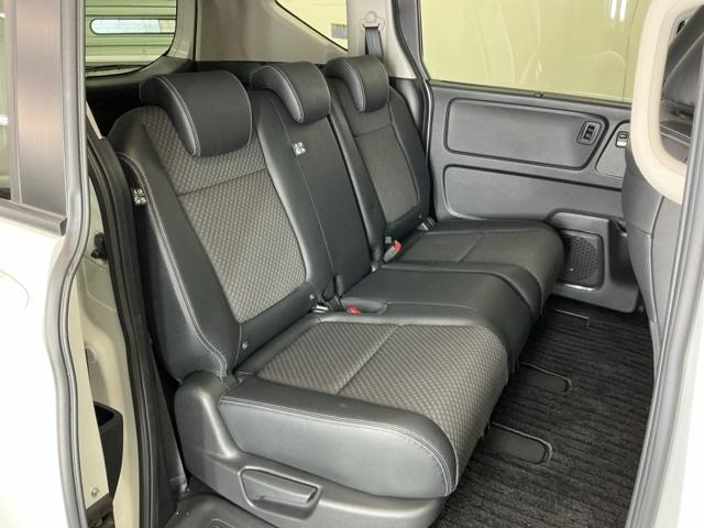 フリード＋ Ｇ　ナビ　Ｒカメラ　ブルートゥース　ＥＴＣ　衝突被害軽減システム　シ－トヒ－タ－　盗難防止装置　アイドリングストップ　両側パワースライドドア　ＬＥＤヘッド　ＥＳＣ　エアバック　パワーウインドウ　ＡＢＳ（20枚目）