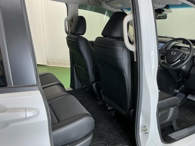 フリード＋ Ｇ　ナビ　Ｒカメラ　ブルートゥース　ＥＴＣ　衝突被害軽減システム　シ－トヒ－タ－　盗難防止装置　アイドリングストップ　両側パワースライドドア　ＬＥＤヘッド　ＥＳＣ　エアバック　パワーウインドウ　ＡＢＳ（54枚目）