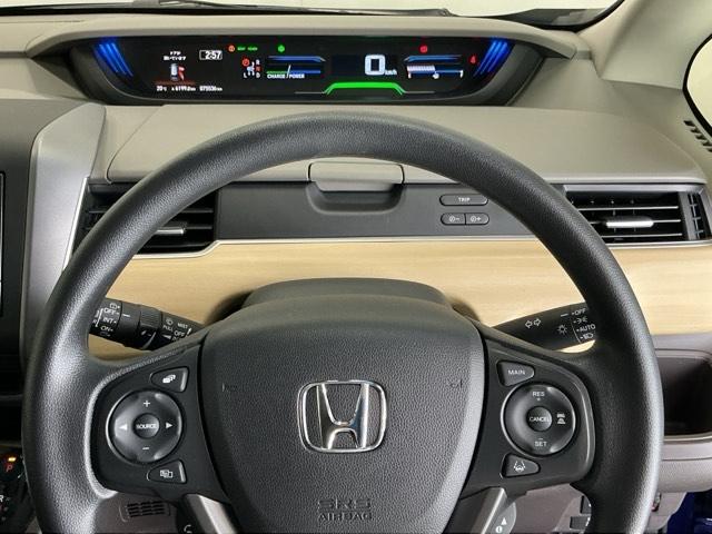 �X�e�A�����O�E�葤�Ɉ��S�^�]�x���@�\�̃z���_�Z���V���O���R���g���[������X�C�b�`�A���葤�ɃI�[�f�B�I�֘A�̃R���g���[���X�C�b�`��z�u�A��������炷���ƂȂ��^�]�ɏW���ł��܂�