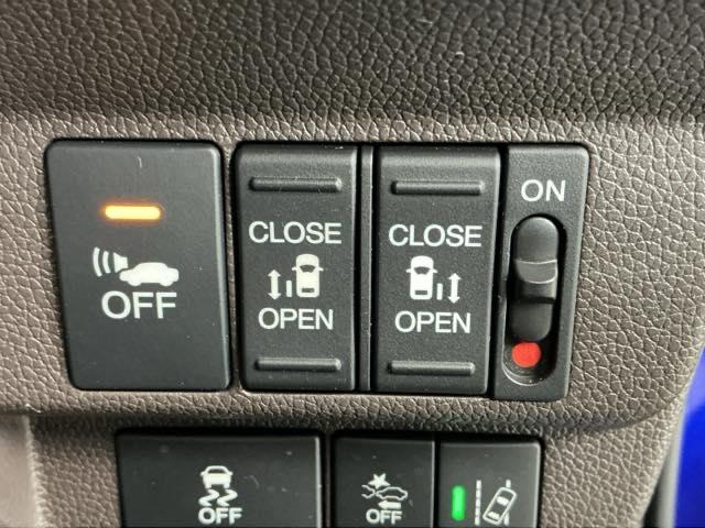 �p���[�X���C�h�h�A�̊J�̓X�}�[�g�L�[�̃����R����h�A�m�u�͖ܘ_�A�^�]�ȑ��̃X�C�b�`����ł��J���ł��A���S�E�ȒP�ł�