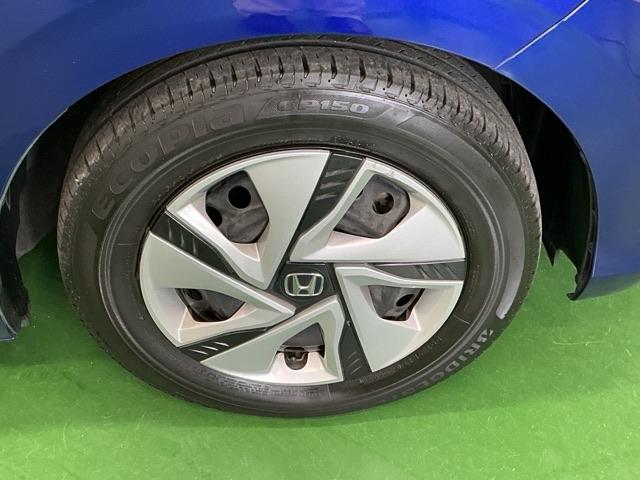 �X�`�[���z�C�[���ɂ͂��ꂢ�ɃN���[�j���O���ꂽ�z�C�[���g�����i�L���b�v�j���t���Ă��܂�