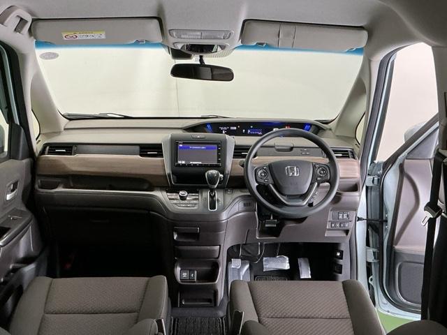 フリード＋ Ｇ　Ｒカメラ　ナビ　ブルートゥース　ＣＤ　ＥＴＣ　誤発進抑制機能　シートヒータ　スマキー　オートクルーズ　盗難防止システム　リアカメラ　ＡＢＳ　エアバック　両側電動ドア　ＥＳＣ　ＬＥＤヘッド　Ｗエアバッグ（2枚目）