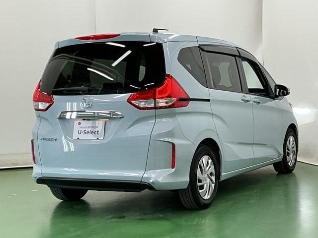 フリード＋ Ｇ　Ｒカメラ　ナビ　ブルートゥース　ＣＤ　ＥＴＣ　誤発進抑制機能　シートヒータ　スマキー　オートクルーズ　盗難防止システム　リアカメラ　ＡＢＳ　エアバック　両側電動ドア　ＥＳＣ　ＬＥＤヘッド　Ｗエアバッグ（8枚目）