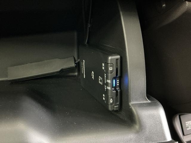 フリード＋ Ｇ　Ｒカメラ　ナビ　ブルートゥース　ＣＤ　ＥＴＣ　誤発進抑制機能　シートヒータ　スマキー　オートクルーズ　盗難防止システム　リアカメラ　ＡＢＳ　エアバック　両側電動ドア　ＥＳＣ　ＬＥＤヘッド　Ｗエアバッグ（13枚目）