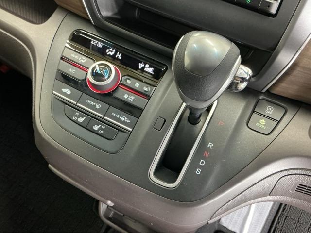 フリード＋ Ｇ　Ｒカメラ　ナビ　ブルートゥース　ＣＤ　ＥＴＣ　誤発進抑制機能　シートヒータ　スマキー　オートクルーズ　盗難防止システム　リアカメラ　ＡＢＳ　エアバック　両側電動ドア　ＥＳＣ　ＬＥＤヘッド　Ｗエアバッグ（16枚目）