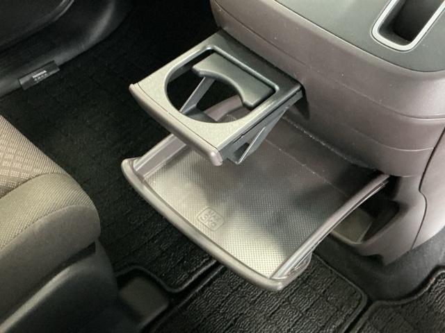 フリード＋ Ｇ　Ｒカメラ　ナビ　ブルートゥース　ＣＤ　ＥＴＣ　誤発進抑制機能　シートヒータ　スマキー　オートクルーズ　盗難防止システム　リアカメラ　ＡＢＳ　エアバック　両側電動ドア　ＥＳＣ　ＬＥＤヘッド　Ｗエアバッグ（18枚目）