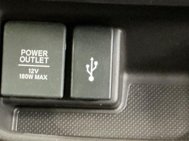 フリード＋ Ｇ　Ｒカメラ　ナビ　ブルートゥース　ＣＤ　ＥＴＣ　誤発進抑制機能　シートヒータ　スマキー　オートクルーズ　盗難防止システム　リアカメラ　ＡＢＳ　エアバック　両側電動ドア　ＥＳＣ　ＬＥＤヘッド　Ｗエアバッグ（19枚目）