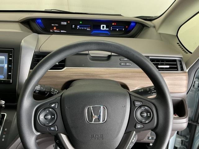 フリード＋ Ｇ　Ｒカメラ　ナビ　ブルートゥース　ＣＤ　ＥＴＣ　誤発進抑制機能　シートヒータ　スマキー　オートクルーズ　盗難防止システム　リアカメラ　ＡＢＳ　エアバック　両側電動ドア　ＥＳＣ　ＬＥＤヘッド　Ｗエアバッグ（22枚目）