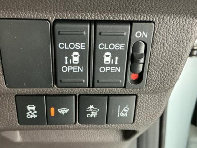 フリード＋ Ｇ　Ｒカメラ　ナビ　ブルートゥース　ＣＤ　ＥＴＣ　誤発進抑制機能　シートヒータ　スマキー　オートクルーズ　盗難防止システム　リアカメラ　ＡＢＳ　エアバック　両側電動ドア　ＥＳＣ　ＬＥＤヘッド　Ｗエアバッグ（24枚目）