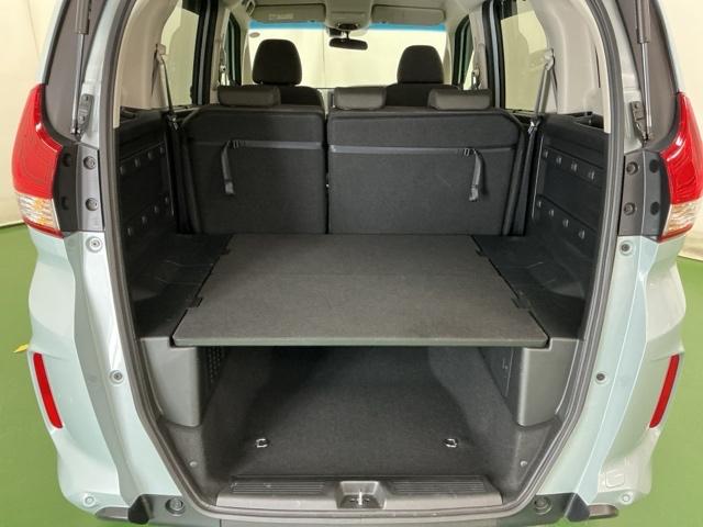 フリード＋ Ｇ　Ｒカメラ　ナビ　ブルートゥース　ＣＤ　ＥＴＣ　誤発進抑制機能　シートヒータ　スマキー　オートクルーズ　盗難防止システム　リアカメラ　ＡＢＳ　エアバック　両側電動ドア　ＥＳＣ　ＬＥＤヘッド　Ｗエアバッグ（29枚目）