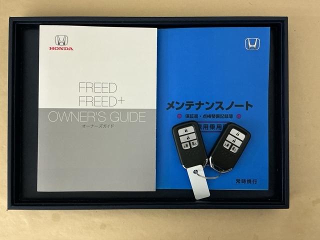 フリード＋ Ｇ　Ｒカメラ　ナビ　ブルートゥース　ＣＤ　ＥＴＣ　誤発進抑制機能　シートヒータ　スマキー　オートクルーズ　盗難防止システム　リアカメラ　ＡＢＳ　エアバック　両側電動ドア　ＥＳＣ　ＬＥＤヘッド　Ｗエアバッグ（30枚目）