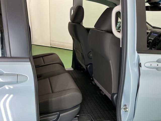 フリード＋ Ｇ　Ｒカメラ　ナビ　ブルートゥース　ＣＤ　ＥＴＣ　誤発進抑制機能　シートヒータ　スマキー　オートクルーズ　盗難防止システム　リアカメラ　ＡＢＳ　エアバック　両側電動ドア　ＥＳＣ　ＬＥＤヘッド　Ｗエアバッグ（55枚目）