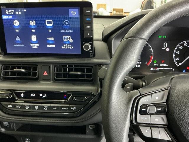 �z���_�����������[�i�r���ڂȂ̂ŁA�����ւ̃h���C�u�����C���������I�X�e�A�����O���葤�ɃI�[�f�B�I�֘A�̃R���g���[���X�C�b�`��z�u���Ă��܂��B���쎞�͎�������炷���ƂȂ��^�]�ɏW���ł��܂�