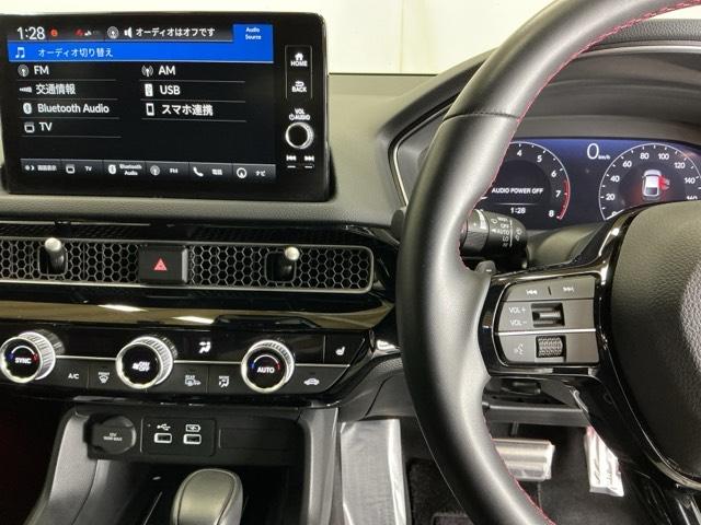 �z���_�����������[�i�r���ڂȂ̂ŁA�����ւ̃h���C�u�����C���������I�X�e�A�����O���葤�ɃI�[�f�B�I�֘A�̃R���g���[���X�C�b�`��z�u���Ă��܂��B���쎞�͎�������炷���ƂȂ��^�]�ɏW���ł��܂�