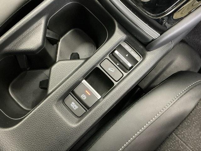 �p�[�L���O�u���[�L�̓X�}�[�g�ȓd�q���䎮�ƍ��킹�ďa�؎����Ƀu���[�L�y�_�����瑫�𗣂��Ă���ԏ�Ԃ�ێ����Ă����I�[�g�u���[�L�z�[���h�@�\�ŉ^�]���y�ɂȂ�܂��B�X�^�[�g�̓A�N�Z���y�_���𓥂ނ���