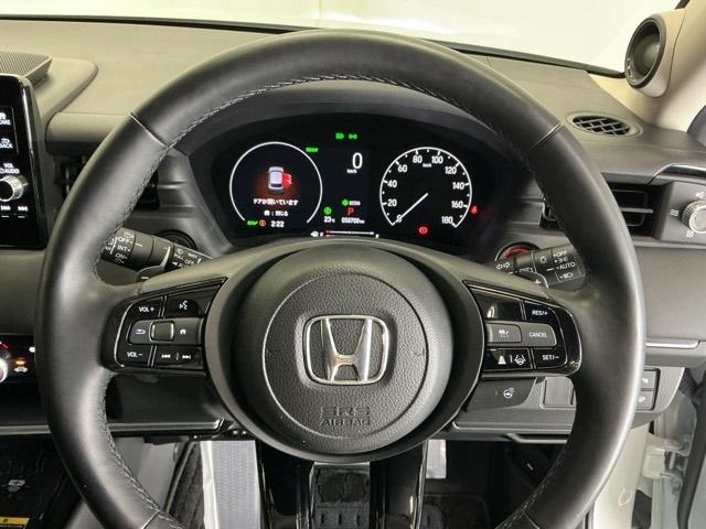 �X�e�A�����O�E�葤�Ɉ��S�^�]�x���@�\�̃z���_�Z���V���O���R���g���[������X�C�b�`�A���葤�ɃI�[�f�B�I�֘A�̃R���g���[���X�C�b�`��z�u�A��������炷���ƂȂ��^�]�ɏW���ł��܂�