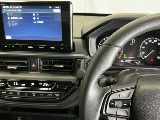 �z���_�����������[�i�r���ڂȂ̂ŁA�����ւ̃h���C�u�����C���������I�X�e�A�����O���葤�ɃI�[�f�B�I�֘A�̃R���g���[���X�C�b�`��z�u���Ă��܂��B���쎞�͎�������炷���ƂȂ��^�]�ɏW���ł��܂�