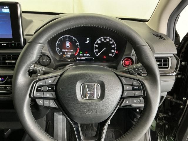 �X�e�A�����O�E�葤�Ɉ��S�^�]�x���@�\�̃z���_�Z���V���O���R���g���[������X�C�b�`�A���葤�ɃI�[�f�B�I�֘A�̃R���g���[���X�C�b�`��z�u�A��������炷���ƂȂ��^�]�ɏW���ł��܂�