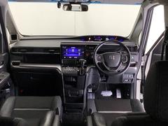 パーキングブレーキはフット式なので運転席と助手席の間はすっきり、移動も楽々です。さっと手が届く位置にＡＴセレクトレバーやエアコンスイッチなどがあり操作性に優れています 2