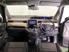 パーキングブレーキはフット式なので運転席と助手席の間はすっきり、移動も楽々です。さっと手が届く位置にＡＴセレクトレバーやエアコンスイッチなどがあり操作性に優れています 2