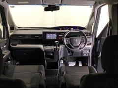 パーキングブレーキはフット式なので運転席と助手席の間はすっきり、移動も楽々です。さっと手が届く位置にＡＴセレクトレバーやエアコンスイッチなどがあり操作性に優れています 2