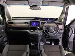 パーキングブレーキはフット式なので運転席と助手席の間はすっきり、移動も楽々です。さっと手が届く位置にＡＴセレクトレバーやエアコンスイッチなどがあり操作性に優れています 2