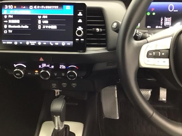 フィット ｅ：ＨＥＶホーム　ドラレコ　ナビ　Ｒカメラ　ブルートゥース　前後ブレーキサポート　アラウンドビューモニター　盗難防止　クリアランスソナー　ＥＣＯモード　スマートキー　ＬＥＤヘッドライト　オートクルーズ　オートライト（3枚目）