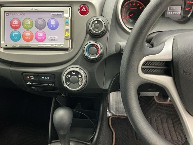 フィット Ｇ　ナビ　Ｒカメラ　ＣＤ　ＳＤ　ワンセグ　運転席助手席エアバッグ　Ｂモニター　１セグＴＶ　キーレスリモコン　盗難防止システム　エアコン　パワーウィンドウ　定期点検記録簿　パワステ　運転席エアバッグ（3枚目）