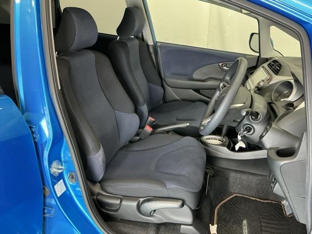 フィット Ｇ　ナビ　Ｒカメラ　ＣＤ　ＳＤ　ワンセグ　運転席助手席エアバッグ　Ｂモニター　１セグＴＶ　キーレスリモコン　盗難防止システム　エアコン　パワーウィンドウ　定期点検記録簿　パワステ　運転席エアバッグ（15枚目）