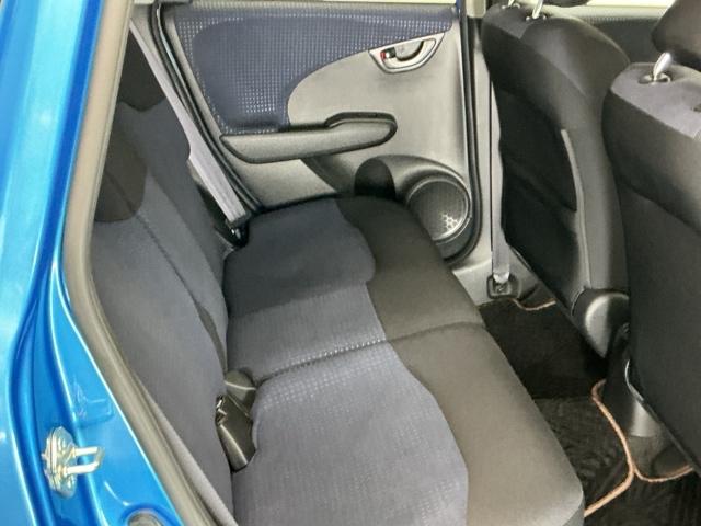 フィット Ｇ　ナビ　Ｒカメラ　ＣＤ　ＳＤ　ワンセグ　運転席助手席エアバッグ　Ｂモニター　１セグＴＶ　キーレスリモコン　盗難防止システム　エアコン　パワーウィンドウ　定期点検記録簿　パワステ　運転席エアバッグ（16枚目）