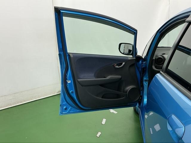 フィット Ｇ　ナビ　Ｒカメラ　ＣＤ　ＳＤ　ワンセグ　運転席助手席エアバッグ　Ｂモニター　１セグＴＶ　キーレスリモコン　盗難防止システム　エアコン　パワーウィンドウ　定期点検記録簿　パワステ　運転席エアバッグ（50枚目）