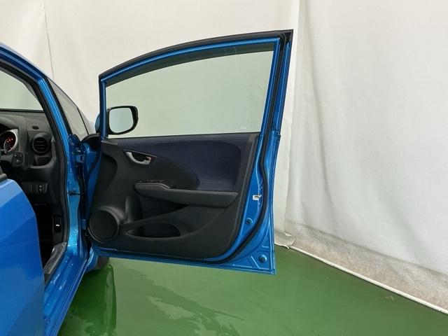 フィット Ｇ　ナビ　Ｒカメラ　ＣＤ　ＳＤ　ワンセグ　運転席助手席エアバッグ　Ｂモニター　１セグＴＶ　キーレスリモコン　盗難防止システム　エアコン　パワーウィンドウ　定期点検記録簿　パワステ　運転席エアバッグ（51枚目）