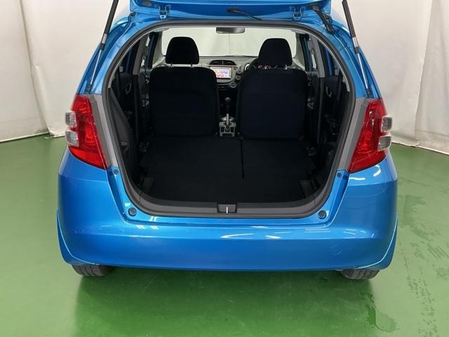 フィット Ｇ　ナビ　Ｒカメラ　ＣＤ　ＳＤ　ワンセグ　運転席助手席エアバッグ　Ｂモニター　１セグＴＶ　キーレスリモコン　盗難防止システム　エアコン　パワーウィンドウ　定期点検記録簿　パワステ　運転席エアバッグ（62枚目）